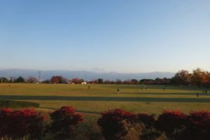 広場と紅葉と秋の富士山