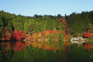 湖に映る紅葉