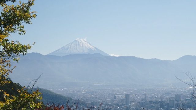 和田峠の甲府盆地と富士山
